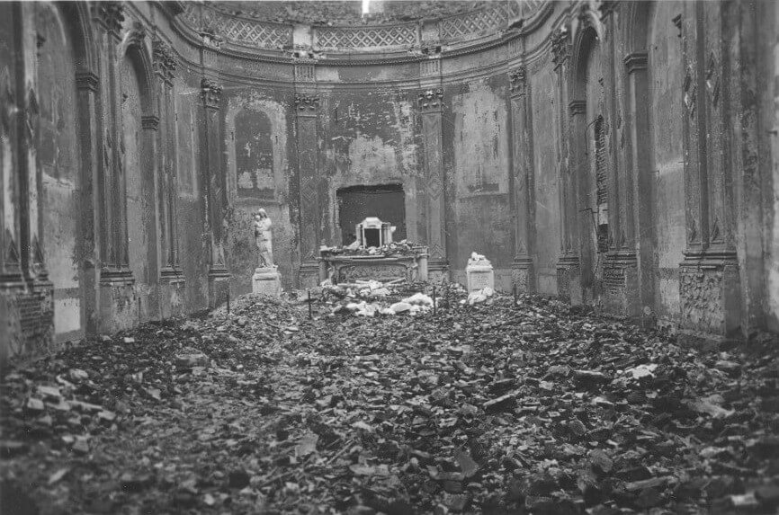 De kapel in Doornik na het bombardement van 1940